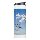 Drie Lockheed P-38's vliegen in een bewolkte lucht Thermosbeker (Gedraaid links)