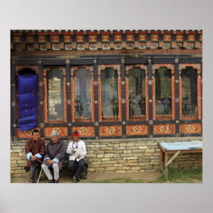 Drie mannen zitten op een bank bij de Memorial Cho Poster