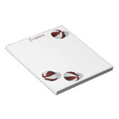 Drie maroon witte basketballen aangepaste naam notitieblok (Schuin)
