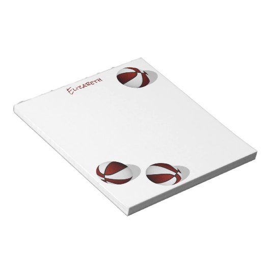 Drie maroon witte basketballen aangepaste naam notitieblok (Schuin)