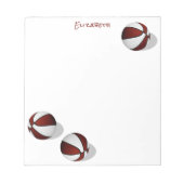Drie maroon witte basketballen aangepaste naam notitieblok (Voorkant)