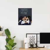 Drie meisjes in het klaslokaal die fluisteren poster (Thuiskantoor)