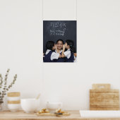 Drie meisjes in het klaslokaal die fluisteren poster (Keuken)