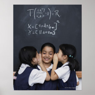 Drie meisjes in het klaslokaal die fluisteren poster