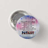 Drie mensen nooit te vertrouwen; ronde button 3,2 cm (Voorkant /achterkant)