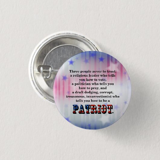 Drie mensen nooit te vertrouwen; ronde button 3,2 cm (Voorkant /achterkant)