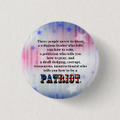 Drie mensen nooit te vertrouwen; ronde button 3,2 cm (Voorkant)