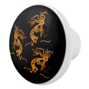 Drie Merrymaker Dancing Kokopelli Musicians Keramische Knop