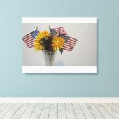 Drie Mini Vlaggen in Vaas Canvas Afdruk (Insitu (Houten vloer))