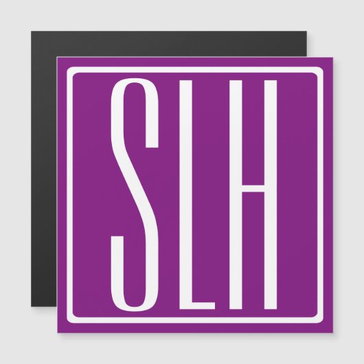 Drie moderne hoofdletters monogram | Wit & Paars Magnetische Uitnodiging (Voorkant / Achterkant)