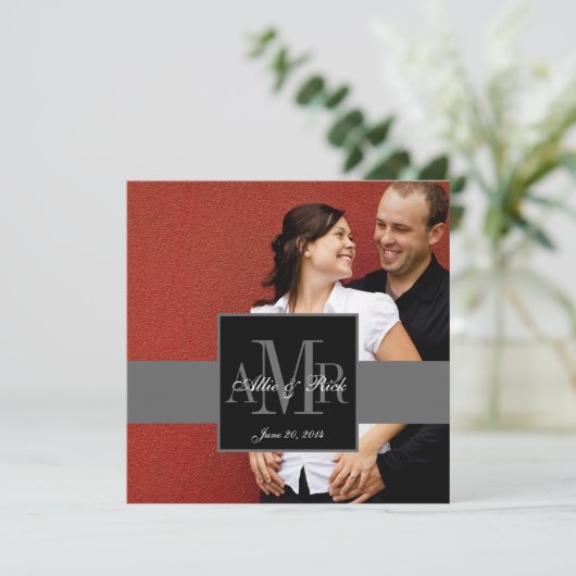 Drie Monogram Couple Photo Wedding Invitation Kaart (Staand voorkant)
