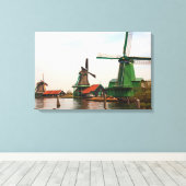 Drie Nederlandse windmolens weerspiegeld in water  Canvas Afdruk (Insitu (Houten vloer))