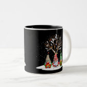 Drie Noordse gnomen en hun kerstboom Tweekleurige Koffiemok (Voorkant rechts)