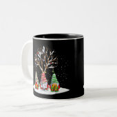 Drie Noordse gnomen en hun kerstboom Tweekleurige Koffiemok (Voorkant links)