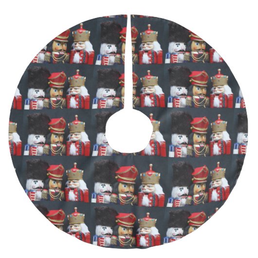 Drie nootmuskers op donkere achtergrond kerstboom rok (Voorkant)