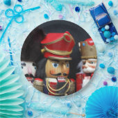 Drie nootmuskers op donkere achtergrond papieren bordje (Feest)