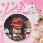 Drie nootmuskers op donkere achtergrond papieren bordje (Feest)