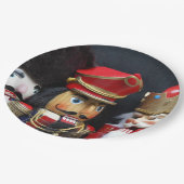 Drie nootmuskers op donkere achtergrond papieren bordje (Gekanteld)