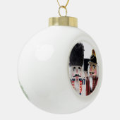 drie notenkrakers keramische siervoorwerpen bal ornament (Links)
