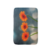 Drie Oranje Gerberas in een Row Bath mat (Voorkant Verticaal)