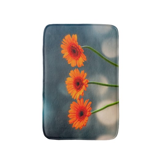 Drie Oranje Gerberas in een Row Bath mat (Voorkant Verticaal)
