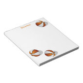 Drie oranje witte basketballen aangepaste naam notitieblok (Schuin)