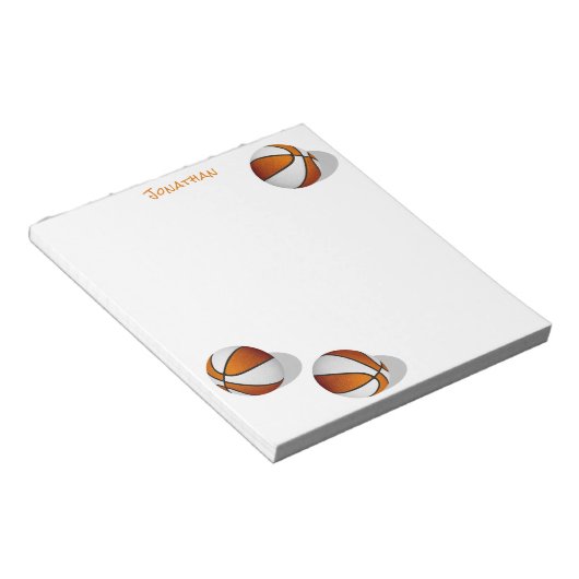 Drie oranje witte basketballen aangepaste naam notitieblok (Schuin)