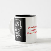 Drie oude Dudes Donkere Logo Mok (Voorkant links)