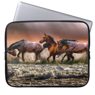 Drie paarden die in de oceaan ronddraaien laptop sleeve