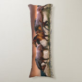 Drie paarden die in de oceaan ronddraaien lichaamskussen (Voorkant Verticaal)