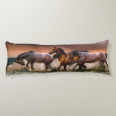 Drie paarden die in de oceaan ronddraaien lichaamskussen (Achterkant)