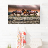 Drie paarden die in de oceaan ronddraaien spandoek (Insitu)
