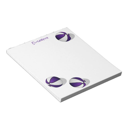 Drie paarse witte basketballen aangepaste naam notitieblok (Schuin)