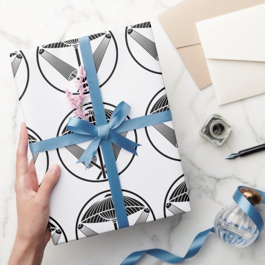 Drie paraplu's in een draadvormige ring cadeaupapier (Geschenken)