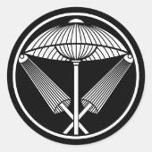Drie paraplu's in een draadvormige ring ronde sticker (Voorkant)