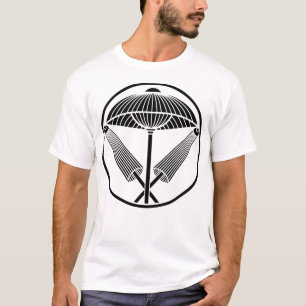 Drie paraplu's in een draadvormige ring t-shirt
