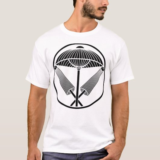 Drie paraplu's in een draadvormige ring t-shirt (Voorkant)