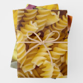 Drie Pasta foto's Penne Fusilli Farfalle Inpakpapier Vel (In situ)