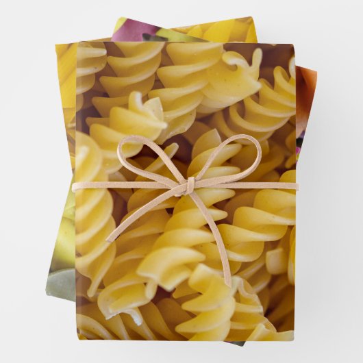 Drie Pasta foto's Penne Fusilli Farfalle Inpakpapier Vel (In situ)