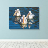 Drie pelikanen close-up canvas print (Insitu (Houten vloer))
