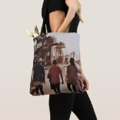 Drie personen die bij palmbomen lopen tote bag (Dichtbij)