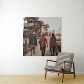 Drie personen die bij palmbomen lopen wandkleed (In situ)
