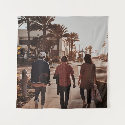 Drie personen die bij palmbomen lopen wandkleed (Voorkant)