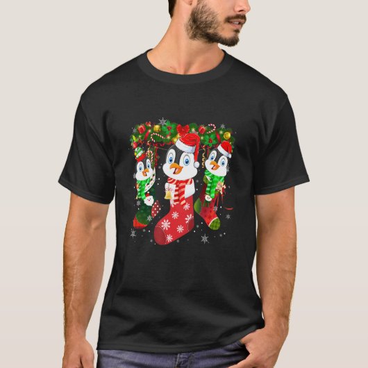 Drie pinguïn in Sock met kerstcadeaus Santa Hat T-shirt (Voorkant)