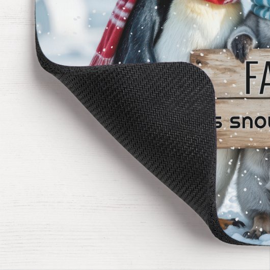 Drie pinguïns met een houten bord muismat (Hoek)