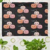 Drie pompoenen en een vleermuispatroon Halloween Theedoek (Gevouwen)