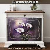 Drie raadselachtige calla lelies bloemen op paarse tissuepapier