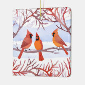 Drie rode kardinalen in besneeuwde takken keramisch ornament (Links)