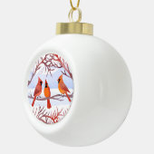 Drie rode kardinalen in besneeuwde takken keramische bal ornament (Rechts)