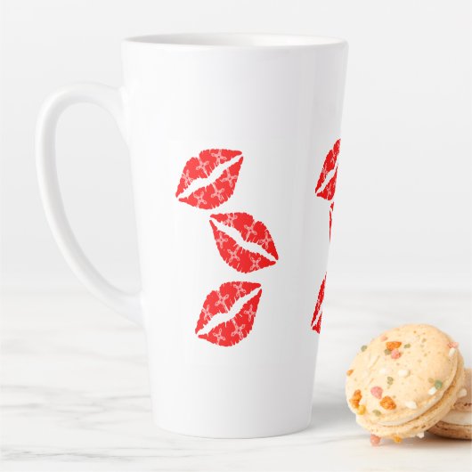 Drie rode lipstick Kisses met White Patroon Gift Latte Mok (In situ)